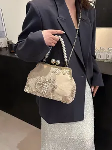 Elegante beige avondclutch met 3D-bloemenborduurwerk en stijlvol parelhandvat