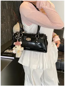 Vintage schwarze Schultertasche mit silbernem Schloss und süßem Plüschbären