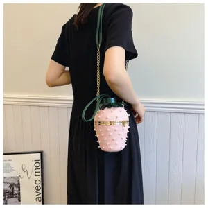 Stilvolle erdbeerförmige rosa Perlen-Eimertasche mit goldener Kette für Damen