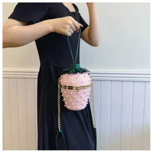 Detailansicht einer einzigartigen rosa erdbeerförmigen Perlen-Tasche mit goldener Kette