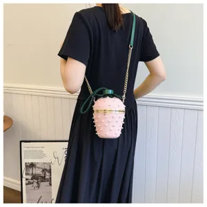 Rückansicht eines Modells mit einer einzigartigen rosa Erdbeer-Perlen-Eimertasche mit Kette