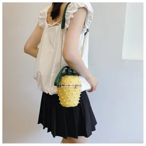 Einzigartige erdbeerförmige gelbe Eimertasche mit Perlen und Goldkette an einem Modell
