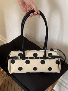 Elegante Polka-Dot-Canvas-Baguette-Tasche mit dekorativen schwarzen Gürtelschnallen