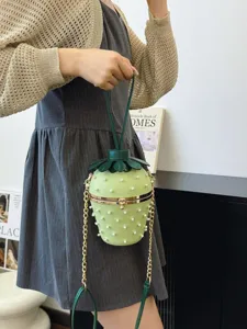 Einzigartige grüne erdbeerförmige Perlen-Eimertasche mit goldener Kette für Damen.