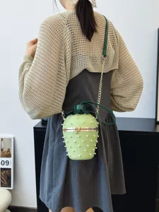Süße hellgrüne Erdbeer-Eimertasche mit weißen Perlen und goldener Metallkette