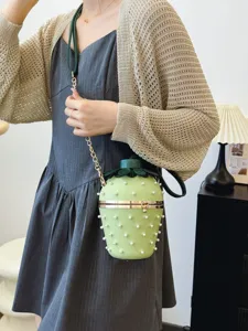 Einzigartige Erdbeer-Perlen-Beuteltasche mit goldener Kette und Herzverschluss.