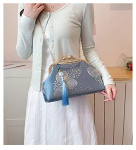 Elegante pochette blu ricamata con nappa di seta e tracolla a catena d'oro lucida
