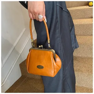 Sac à main vintage en cuir souple orange avec détail de fermoir en métal élégant