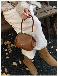 Sac à main vintage en cuir marron avec fermoir à clip dans un beau décor d'automne