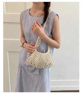 Sac seau bohème en filet tissé crème avec pochette intérieure à cordon sur le modèle
