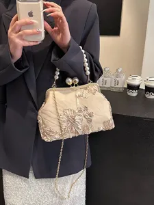 Elegante beige avondtas met 3D bloemenborduurwerk, parelhandvat en gouden ketting.