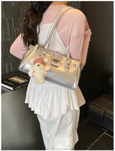 Silberne Baguette-Schultertasche mit Vintage-Schnalle und flauschigem Bärenanhänger