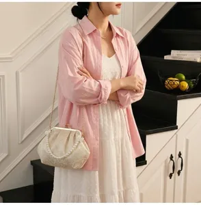 Detalle del elegante bolso de concha bordado para mujer con asa de perlas de lujo