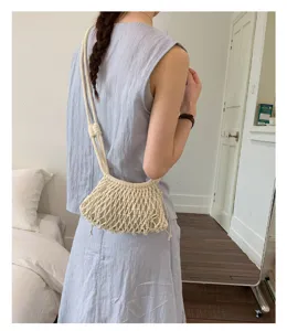 Sac seau en filet tissé avec cordon pour l'été, porté en bandoulière sur modèle