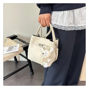 Cremeweiße Retro-Bucket Bag mit Lychee-Muster, Verschluss und süßem Bärenanhänger