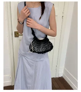 Sac seau en maille noire fait main avec pochette intérieure à cordon blanche