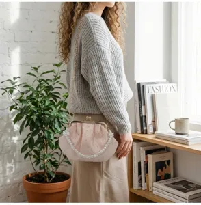 Elegante bolso de mano bordado rosa con asa de perlas y cadena dorada para mujer