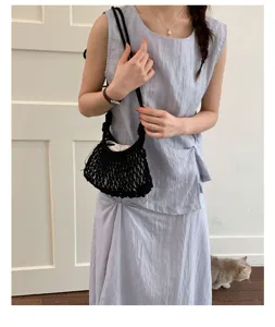 Vue détaillée du sac en filet noir élégant avec une pochette intérieure à cordon beige
