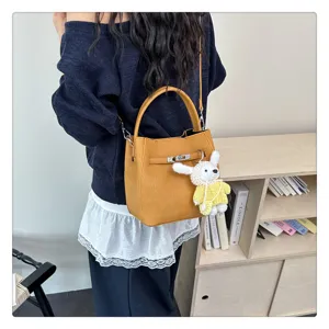 Retro Eimertasche aus Leder mit Narbung, Schlossverschluss und Plüschhasen-Anhänger