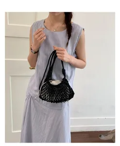 Vue détaillée d'un sac à bandoulière en filet noir avec une pochette à cordon blanc