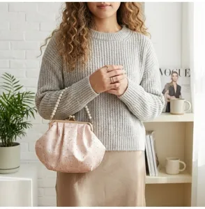 Elegante bolso de noche rosa bordado con asa de perlas y detalles de pedrería