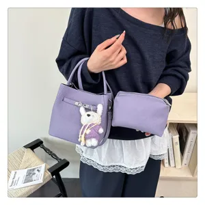 Detail der violetten Eimertasche mit Lychee-Muster und passendem Hasen-Anhänger