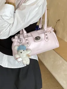 Retro-pinke Baguette-Umhängetasche mit Vintage-Verschluss und weißem Teddybären-Anhänger
