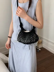 Sac à bandoulière en filet noir fait main avec pochette intérieure à cordon blanc pour femme