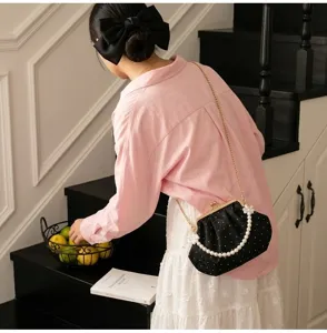 Elegante bolso de terciopelo negro con asa de perlas y bordados para eventos nocturnos