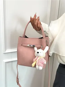 Elegante rosa Beuteltasche mit Lavendeltextur, Plüschhasen-Anhänger und Silberschloss.