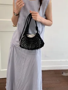 Sac seau minimaliste en filet noir tissé à la main avec pochette à cordon blanc, été