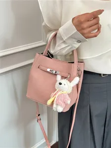 Vintage Beuteltasche aus rosa Leder mit Lychee-Narbung, Schloss und Hasen-Anhänger