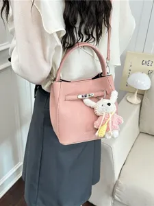Vintage rosa Eimerbeutel aus Leder mit silbernem Schloss und süßem Hasen-Anhänger
