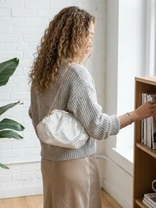 Elegante bolso de mano con perlas blancas y pedrería para eventos de gala y fiestas