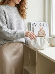 Elegante bolso de mano bordado blanco con asa de perlas y correa de cadena dorada