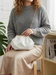 Elegante bolso de mano bordado blanco con asa de perlas y correa de cadena dorada extraíble