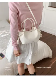 Minimalistische weiße Eimertasche aus Leder mit Kordelzug und verstellbarem Riemen