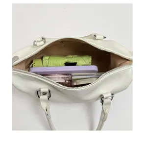 Vue intérieure du sac Boston en cuir souple blanc montrant une très grande capacité
