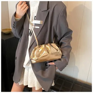 Modieuze gouden metallic wolkentas met geplooid ontwerp voor een casual luxe stijl