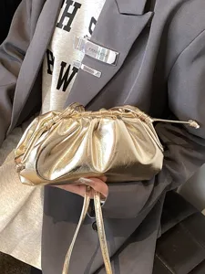 Stijlvolle goudkleurige lakleren wolktas met een elegant geplooid ontwerp met trekkoord