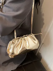 Elegante metallic gouden geplooide wolkentas met dunne schouderriem voor dames