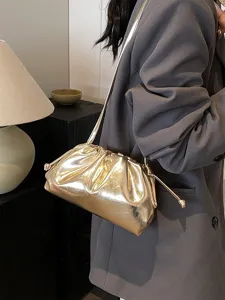 Stijlvolle goudkleurige metallic laklederen cloud bag met een uniek geplooid ontwerp