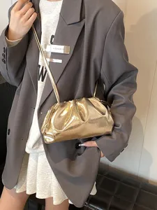 Elegante metallic gouden geplooide cloud handtas met dunne schouderband voor dames