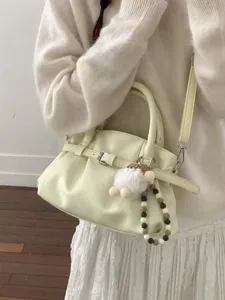 Vintage cremefarbene Plissee Handtasche mit Gürteldesign und Plüschmonster-Anhänger