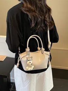 Schicke minimalistische beige Umhängetasche mit süßem Hundeanhänger für Damen