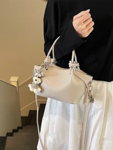 Elegante beigefarbene Pendler-Tasche für Damen mit süßem Schnauzer-Hundeanhänger.
