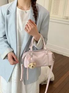 Sac Boston élégant en cuir souple rose clair avec un adorable charme de petit chiot