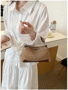 Gros plan d'un sac polochon en paille tressée avec design ajouré et garniture en cuir