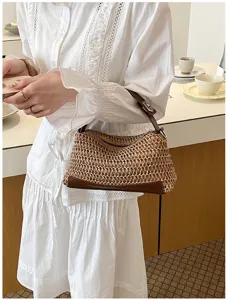 Détail d'un sac oreiller en paille tressée creuse avec garniture en cuir brun.