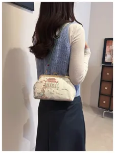 Vista posteriore di donna con borsa ricamata elegante con chiusura a scatto e perline